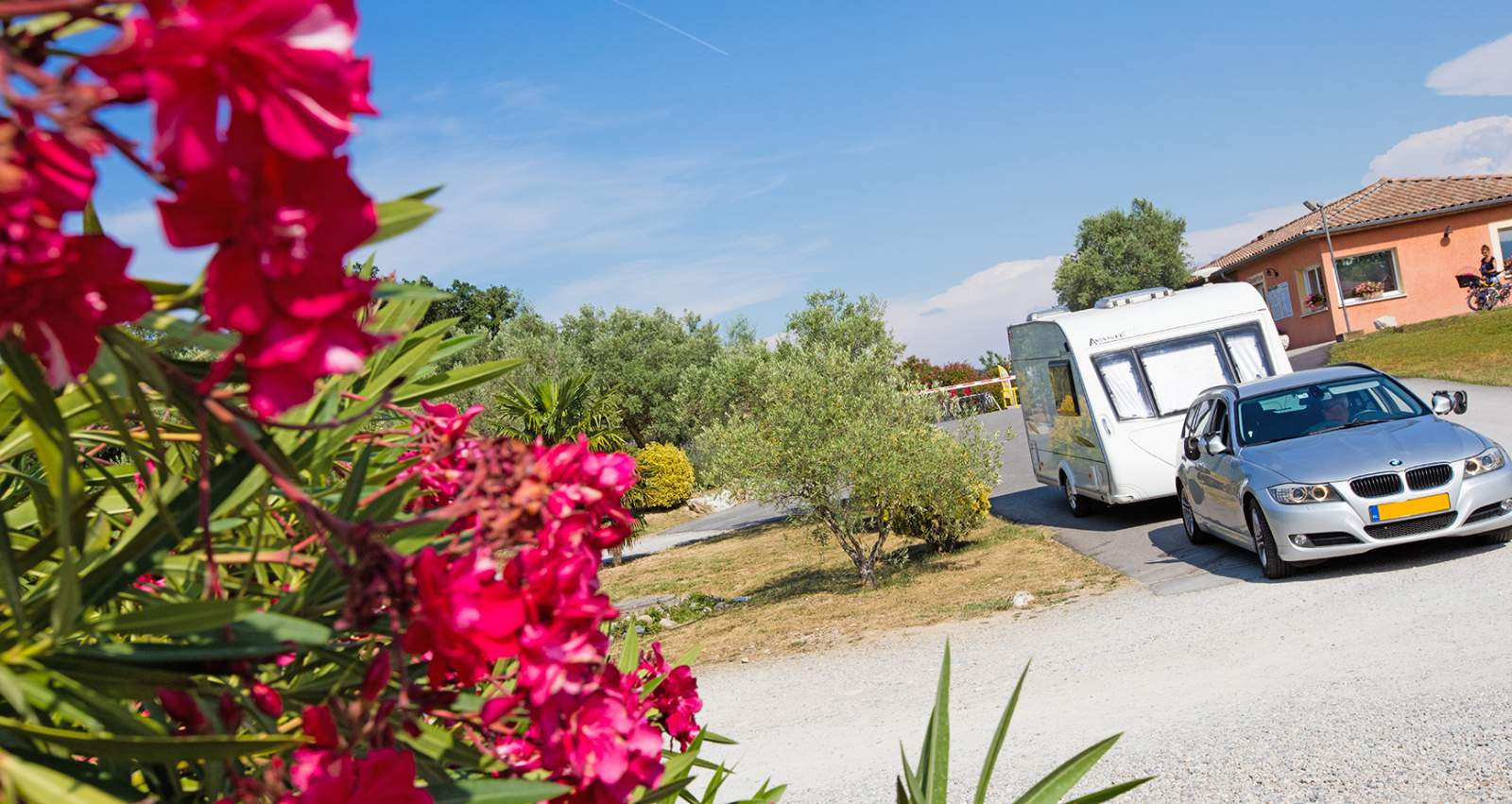 entree du camping avec voiture et caravane