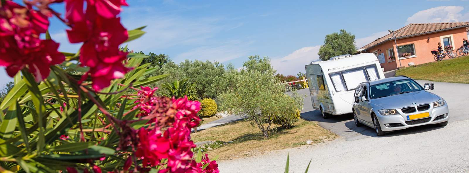 entree du camping avec voiture et caravane