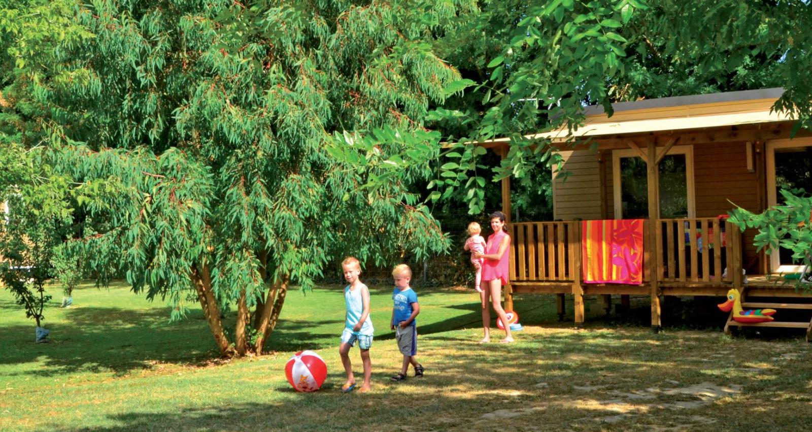 location mobil home avec enfant qui joue au ballon
