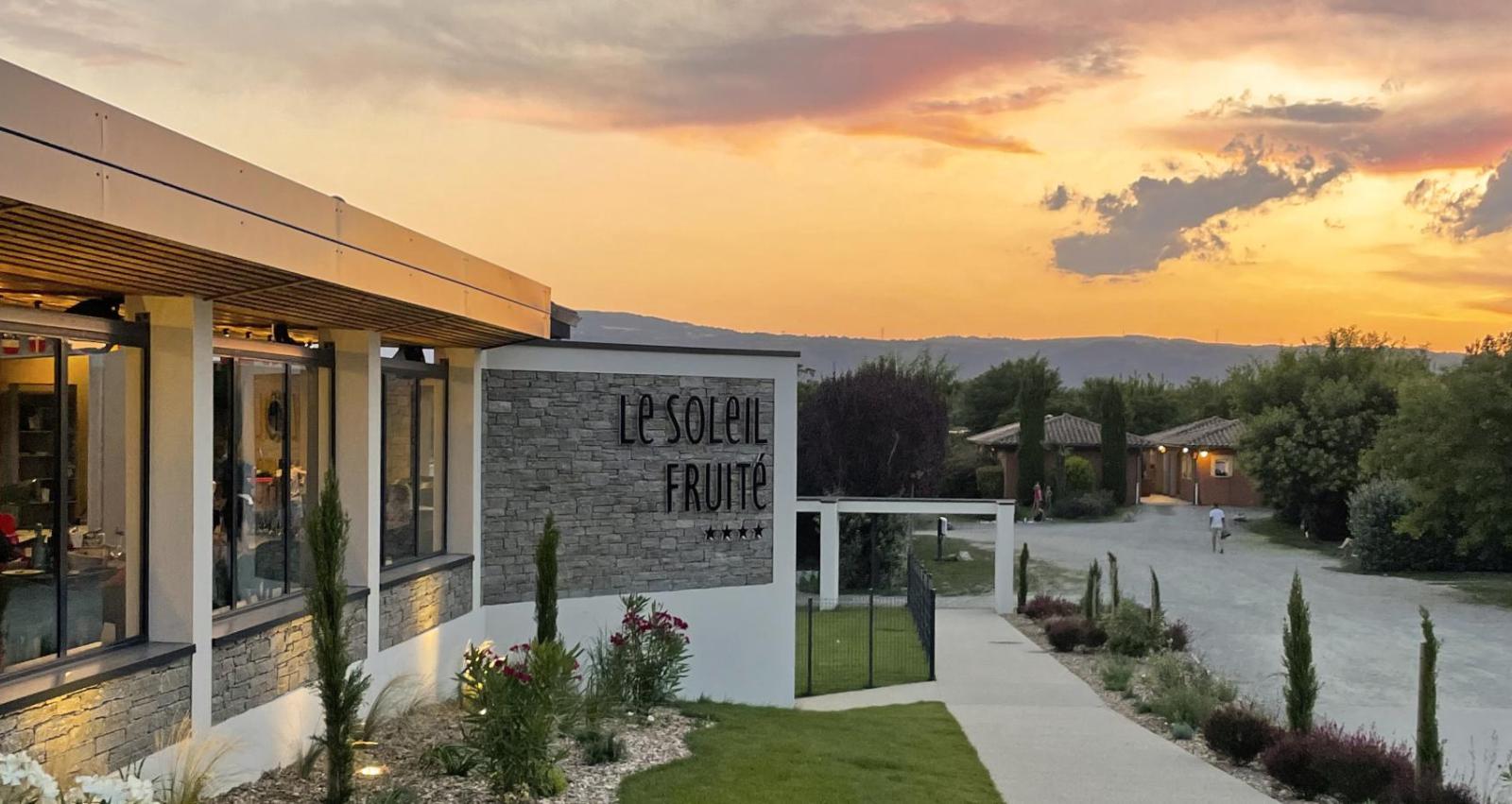 accueil exterieur du camping le soleil fruite